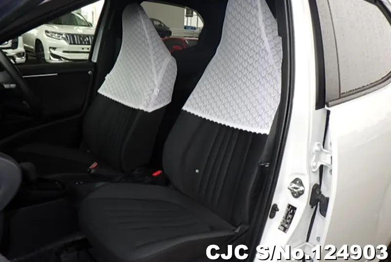 Toyota Yaris in White for Sale Image 11