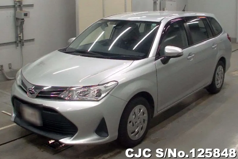 Toyota Corolla Fielder in Silver for Sale Image 3