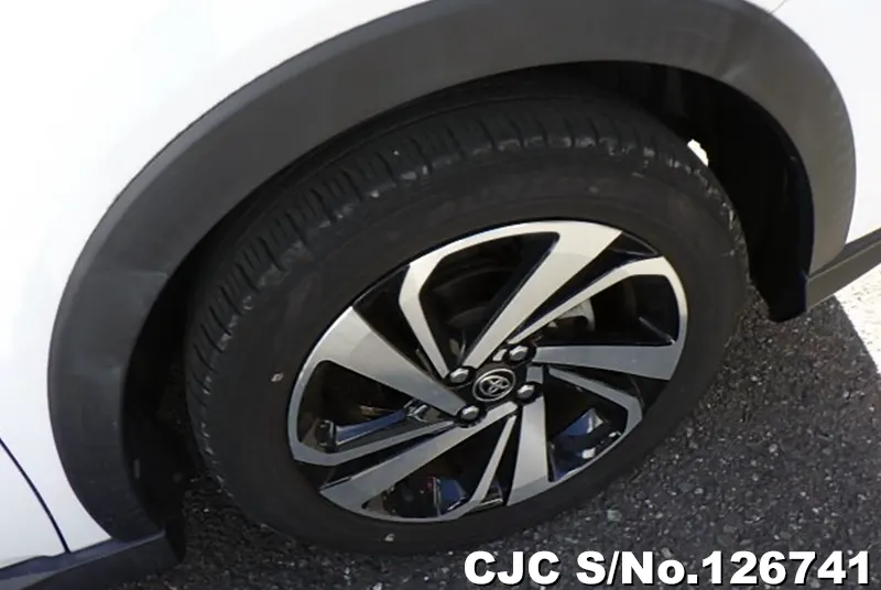 Toyota Raize in Pearl White for Sale Image 8