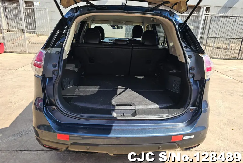 Nissan X-Trail in Gray for Sale Image 4
