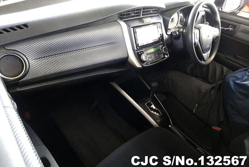Toyota Corolla Fielder in White for Sale Image 5