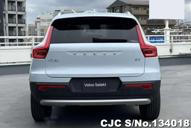 Volvo XC40 in White for Sale Image 1