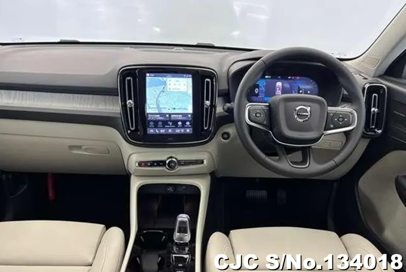 Volvo XC40 in White for Sale Image 4