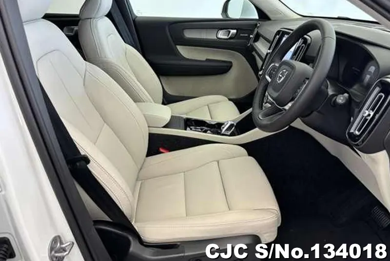 Volvo XC40 in White for Sale Image 5