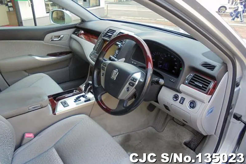 Toyota Crown in Silver for Sale Image 8