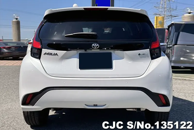 Toyota Aqua in White for Sale Image 4
