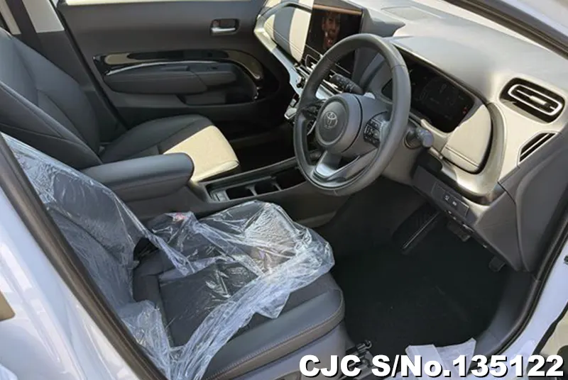 Toyota Aqua in White for Sale Image 10