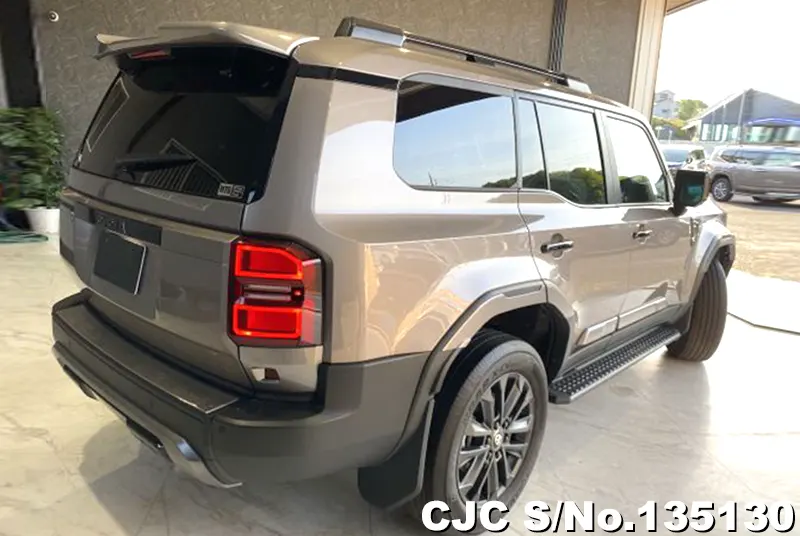Toyota Land Cruiser 250 in Gray for Sale Image 2