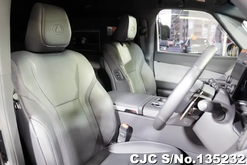 Lexus LM500h in Black for Sale Image 4