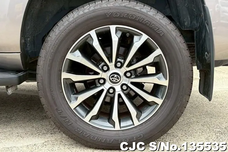 Toyota Land Cruiser Prado in Gray for Sale Image 19