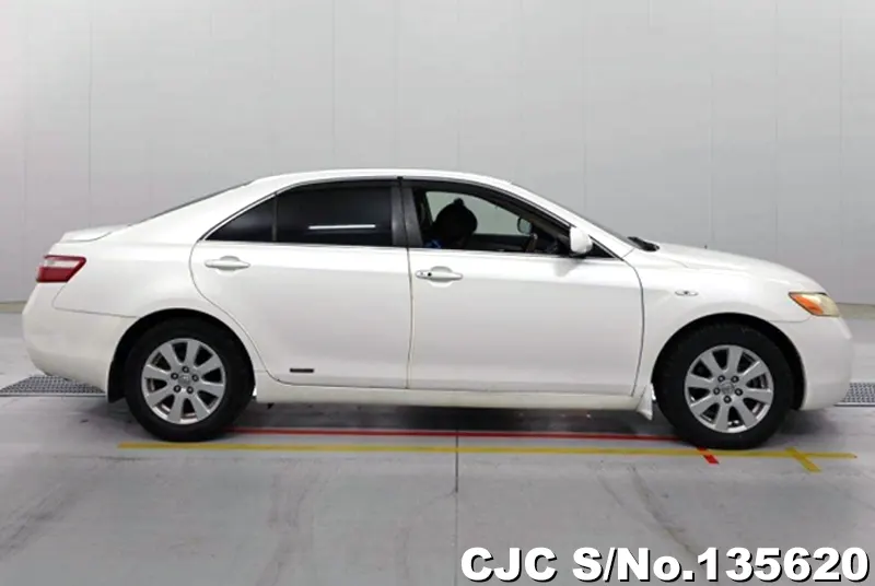 Toyota Camry in White for Sale Image 6