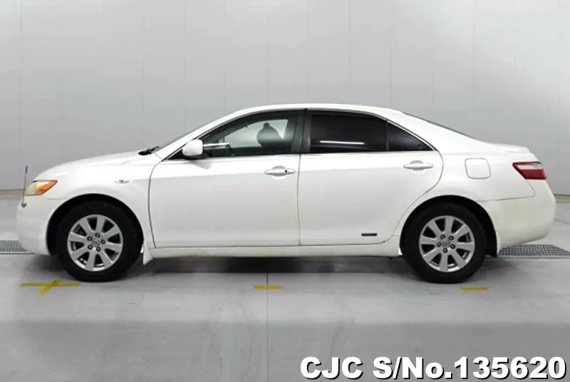 Toyota Camry in White for Sale Image 7