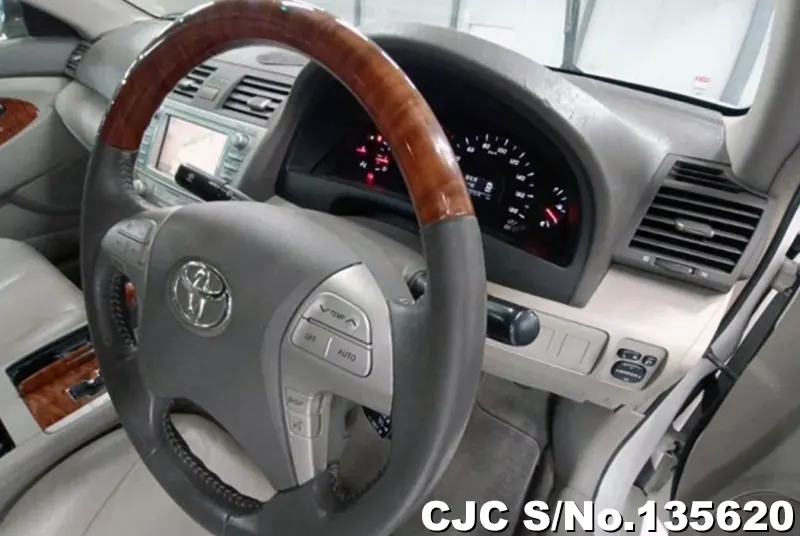 Toyota Camry in White for Sale Image 8
