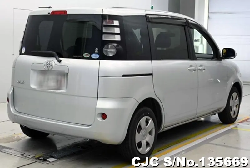 Toyota Sienta in Silver for Sale Image 2