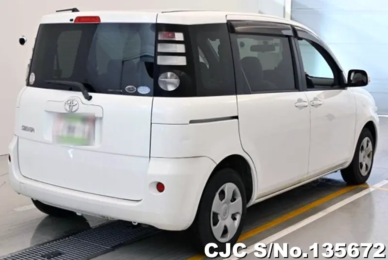 Toyota Sienta in White for Sale Image 2