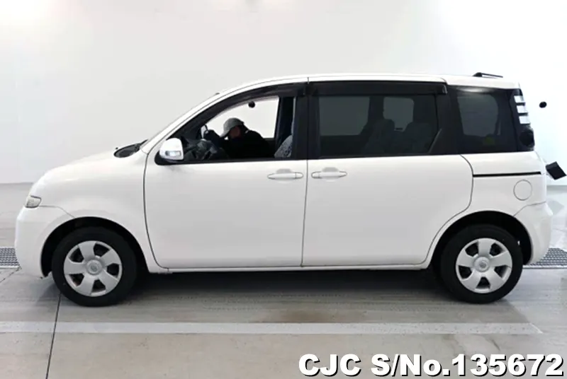 Toyota Sienta in White for Sale Image 6
