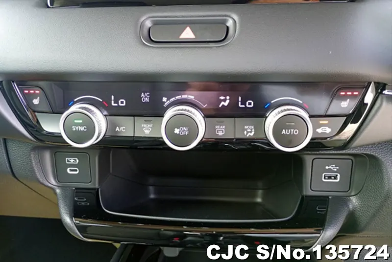 Honda Vezel in White for Sale Image 17
