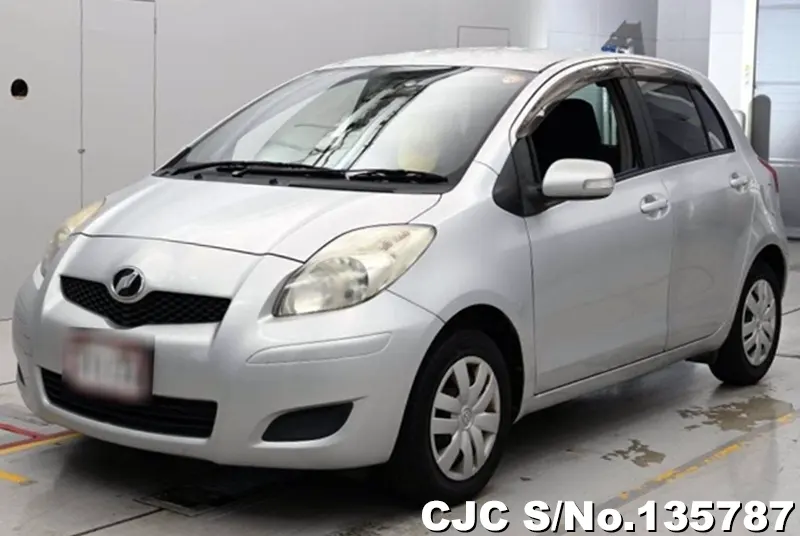Toyota Vitz in Silver for Sale Image 3