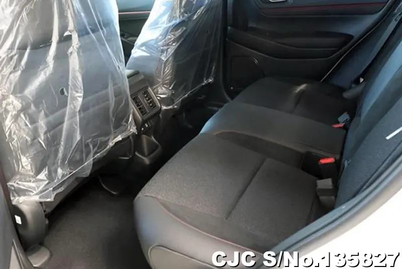 Honda Vezel in White for Sale Image 10
