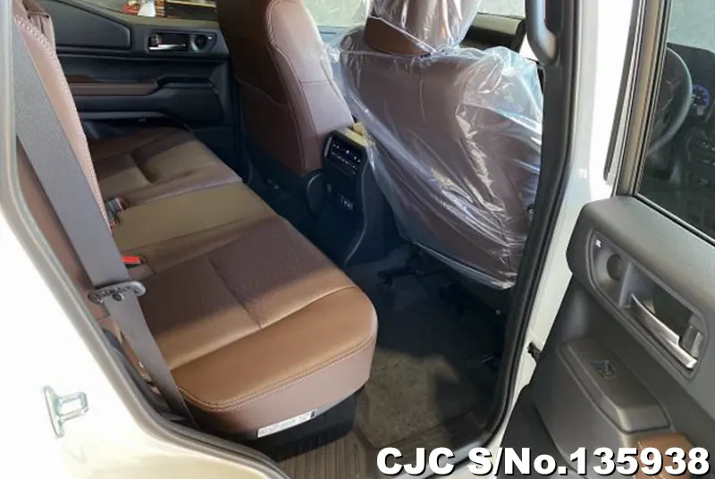 Toyota Land Cruiser 250 in Pearl for Sale Image 10