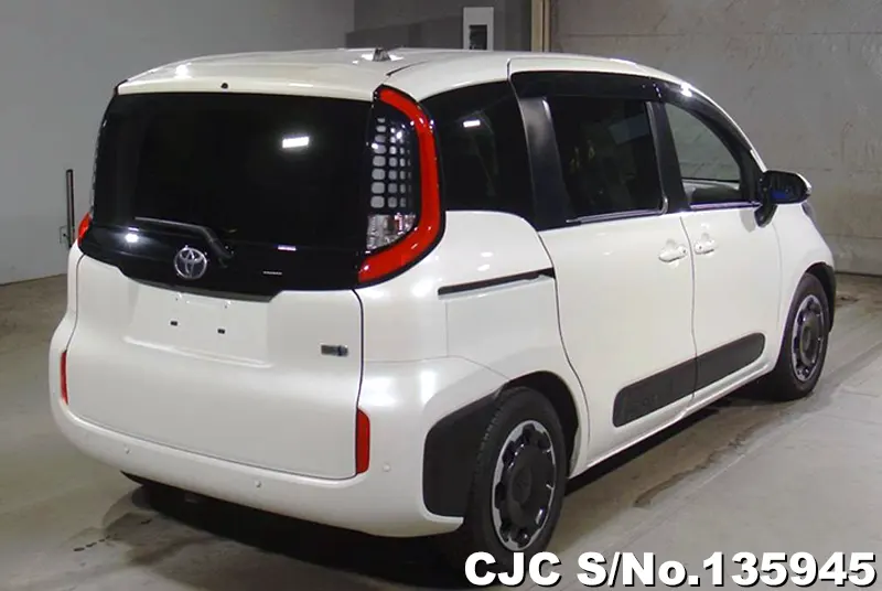 Toyota Sienta in White for Sale Image 2
