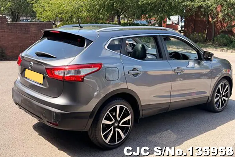 Nissan Qashqai in Gray for Sale Image 2