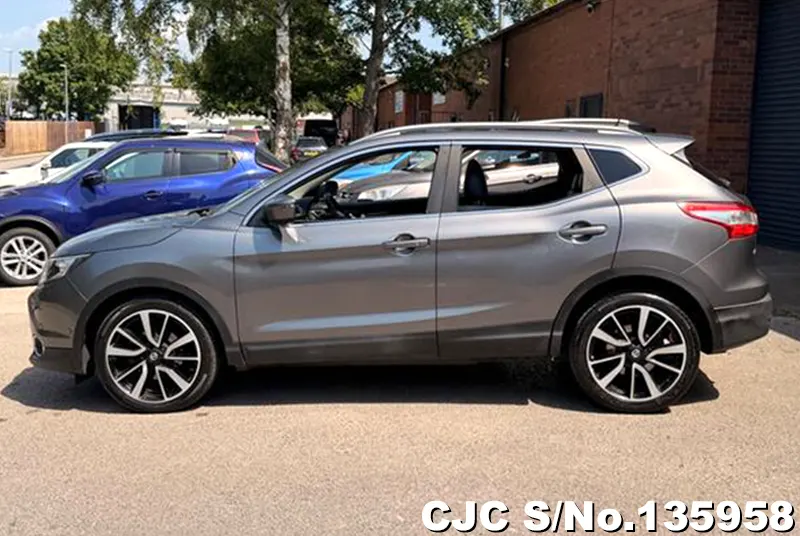 Nissan Qashqai in Gray for Sale Image 6