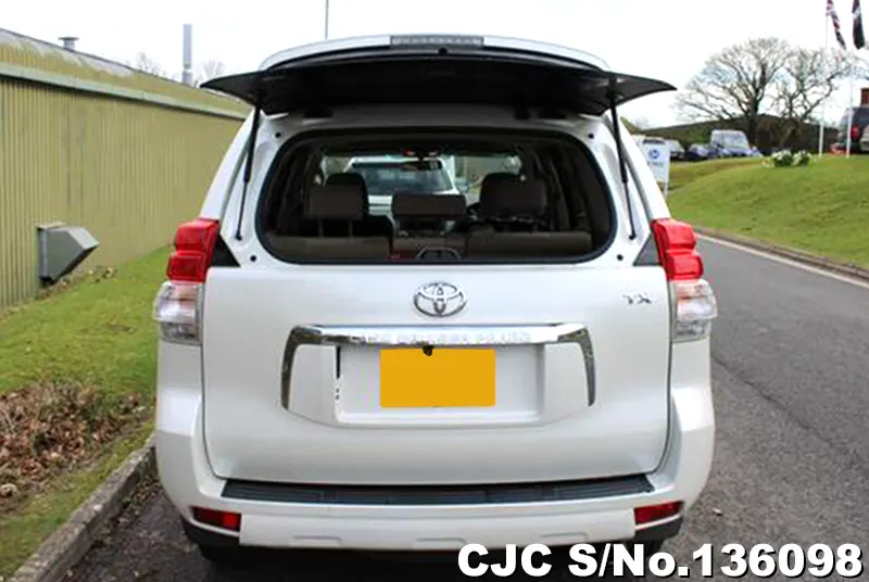Toyota Land Cruiser Prado in White for Sale Image 4