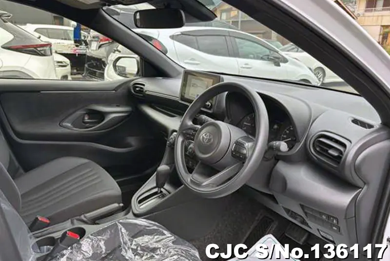Toyota Yaris in White for Sale Image 10