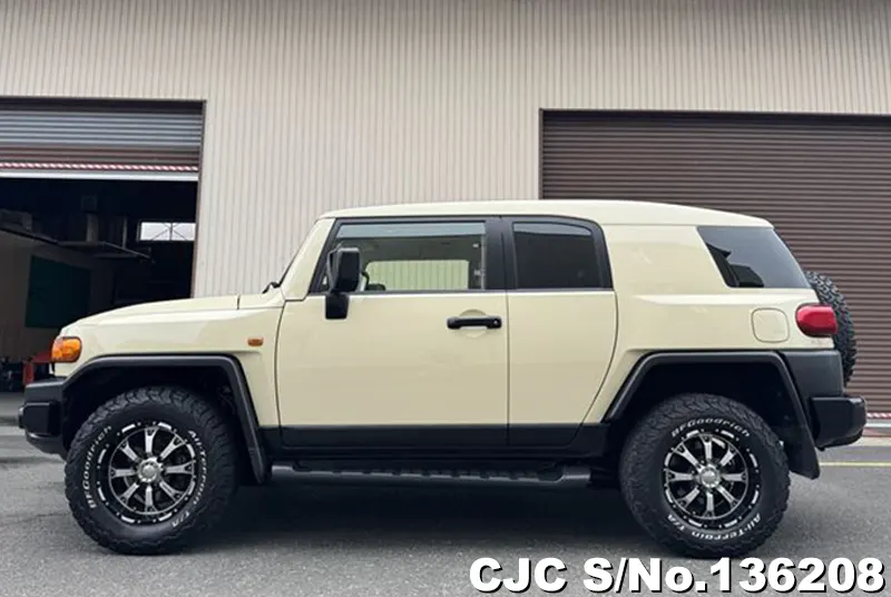 Toyota FJ Cruiser in Brown for Sale Image 7