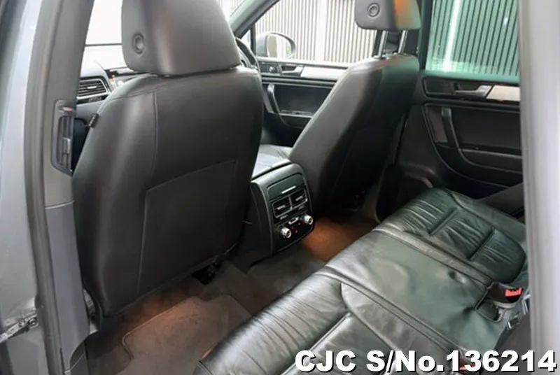 Volkswagen Touareg in Gray for Sale Image 9