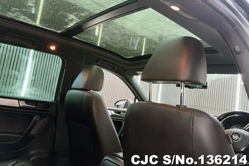 Volkswagen Touareg in Gray for Sale Image 12