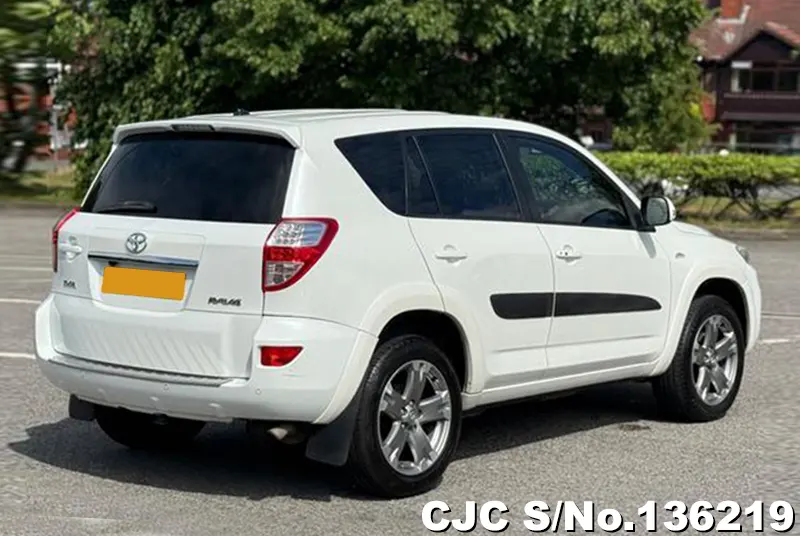 Toyota Rav4 in White for Sale Image 2