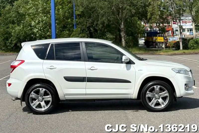 Toyota Rav4 in White for Sale Image 6