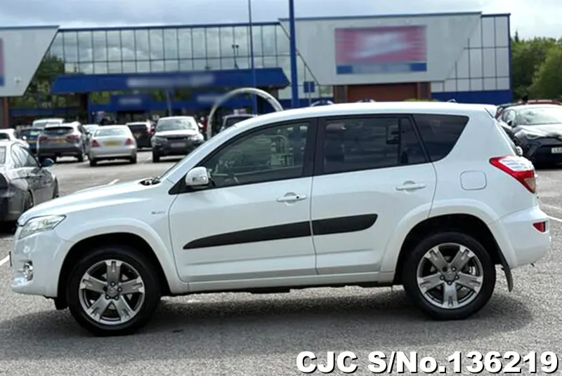 Toyota Rav4 in White for Sale Image 7