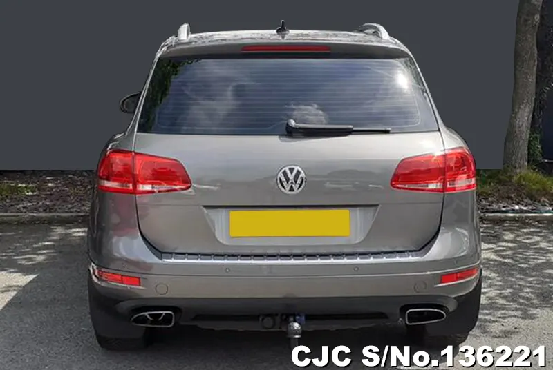 Volkswagen Touareg in Gray for Sale Image 4