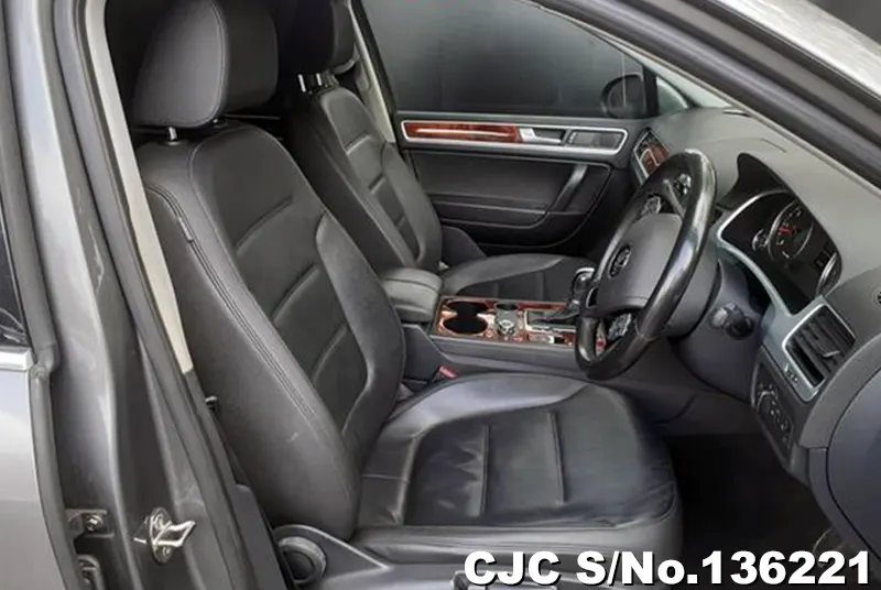 Volkswagen Touareg in Gray for Sale Image 7