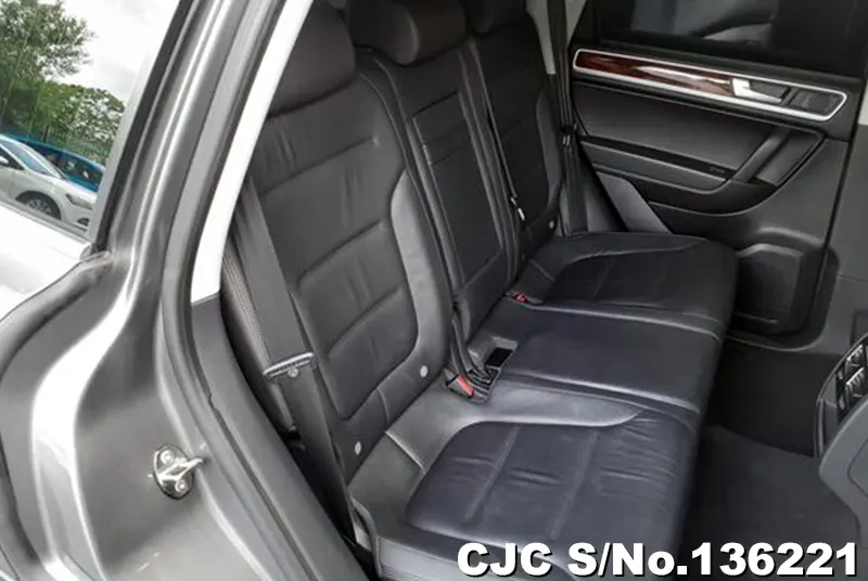 Volkswagen Touareg in Gray for Sale Image 9
