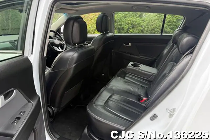 Kia Sportage in White for Sale Image 10