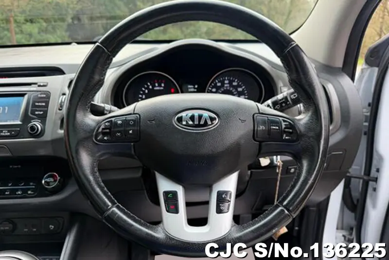 Kia Sportage in White for Sale Image 11