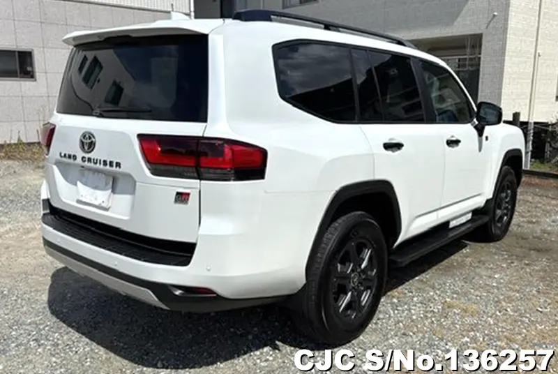 Toyota Land Cruiser in Pearl for Sale Image 2