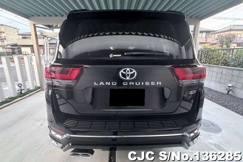 Toyota Land Cruiser in Black for Sale Image 4