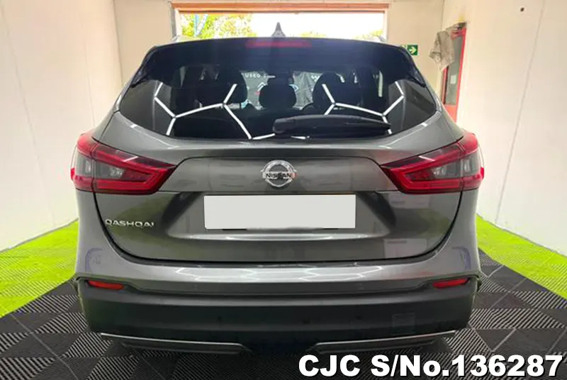 Nissan Qashqai in Gray for Sale Image 5
