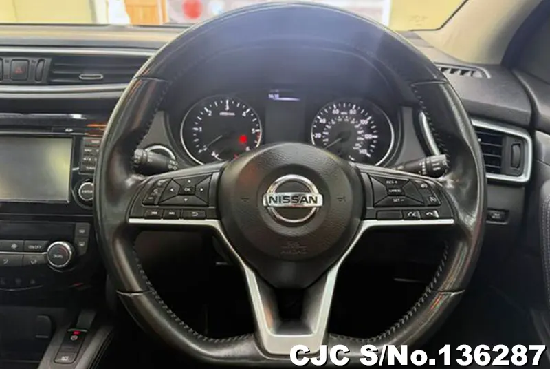Nissan Qashqai in Gray for Sale Image 12