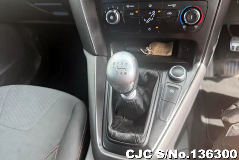 Ford Focus in Gray for Sale Image 13