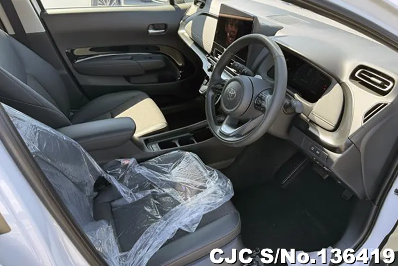 Toyota Aqua in White for Sale Image 5