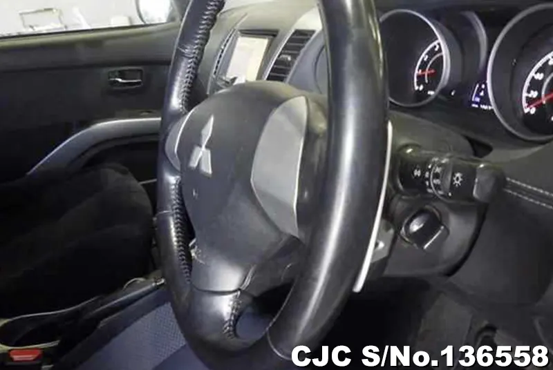 Mitsubishi Outlander in White for Sale Image 8