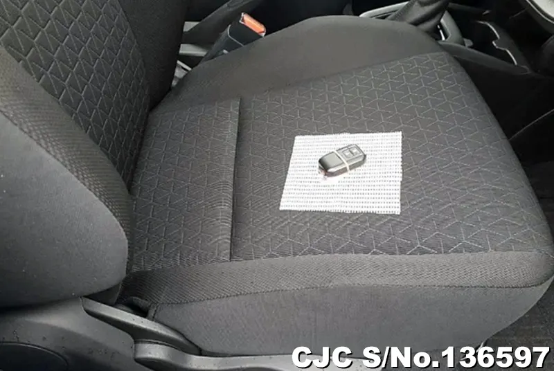 Suzuki Swift in White Pearl for Sale Image 9