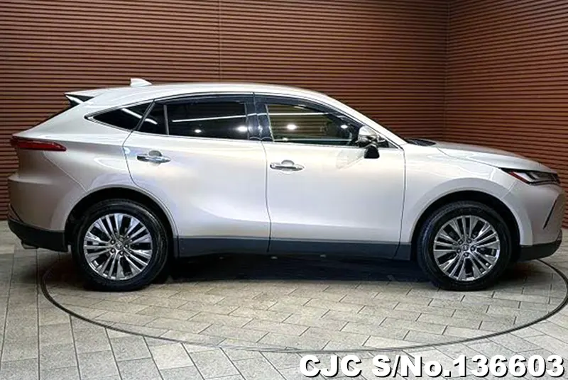 Toyota Harrier in Silver for Sale Image 3