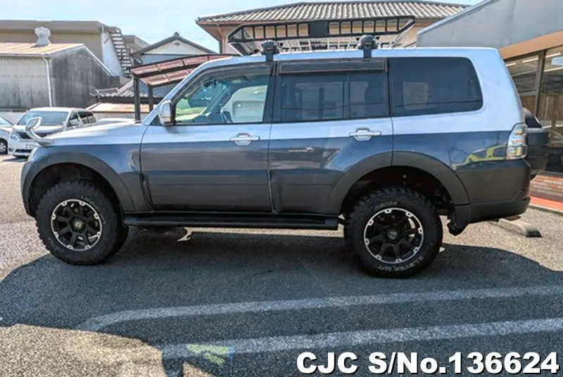 Mitsubishi Pajero in Silver for Sale Image 7